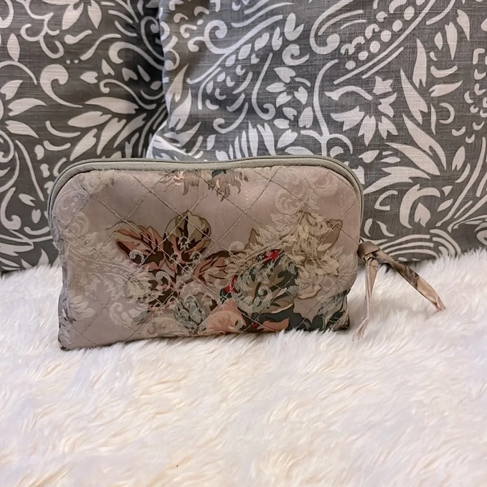 Two Women’s Matching Quilted Floral Zipper Pocket Make-up Bags
